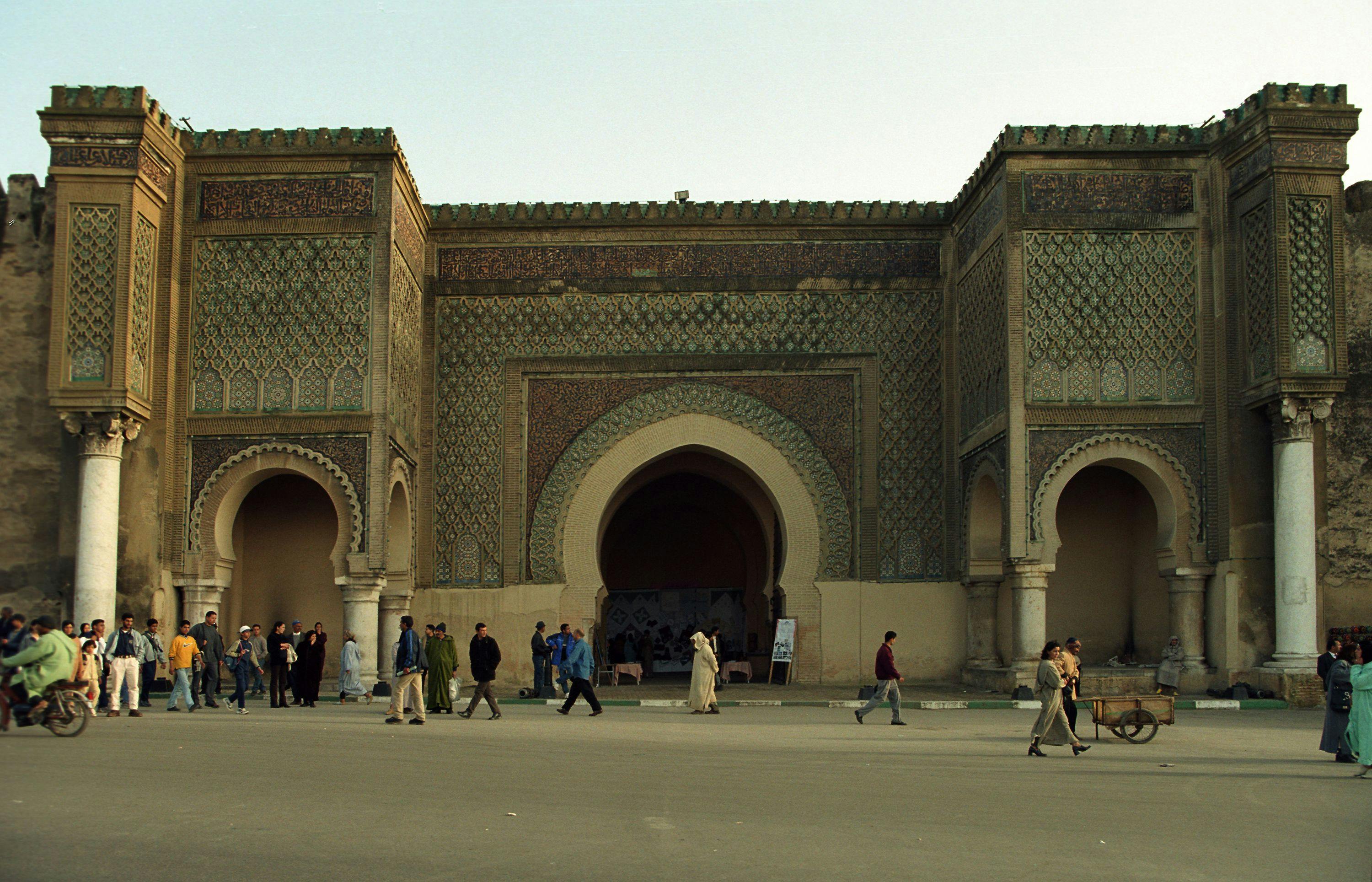À la découverte de l'héritage magnifique de Meknès : Bab Mansour et la place Lahdim